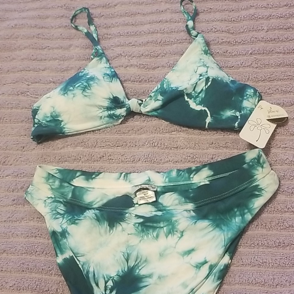 Dippin Daisy's aqua tie dye set